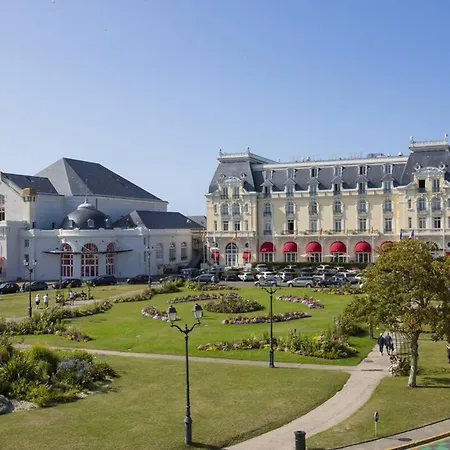 A Avec Balcon Et Vue Mer, 4 Personnes - Fr-1-788-46 * Cabourg