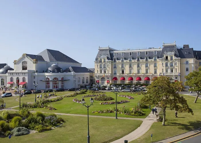 A Avec Balcon Et Vue Mer, 4 Personnes - Fr-1-788-46 * Cabourg